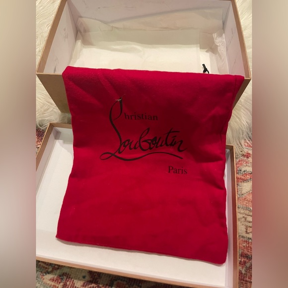 Christian Louboutin simple peep toe pump. Black kid leather. Size 37.5. - Picture 6 of 9